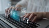 Gros plan sur des mains tapant sur le clavier d’un ordinateur portable. Des fenêtres numériques transparentes sont superposées à l’image, avec un cadenas central, des icônes d’utilisateur et un symbole d’intelligence artificielle, évoquant la sécurité informatique, la confidentialité des données et la protection des systèmes numériques.