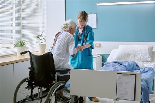 Gestes médicaux et port de charges : Comment prévenir les TMS en établissements de santé ?