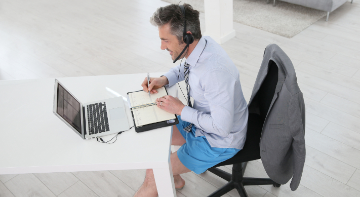 homme en télétravail avec costume en haut et caleçon en bas