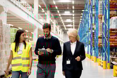 personne qui réalise un audit dans une usine