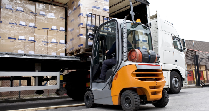 chariot élévateur déchargeant un camion