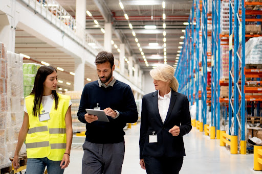 personne qui réalise un audit dans une usine