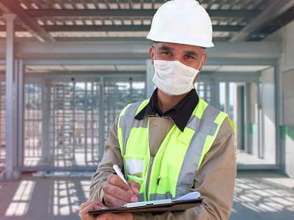 audit technique une personne sur un chantier de construction d'un batiment